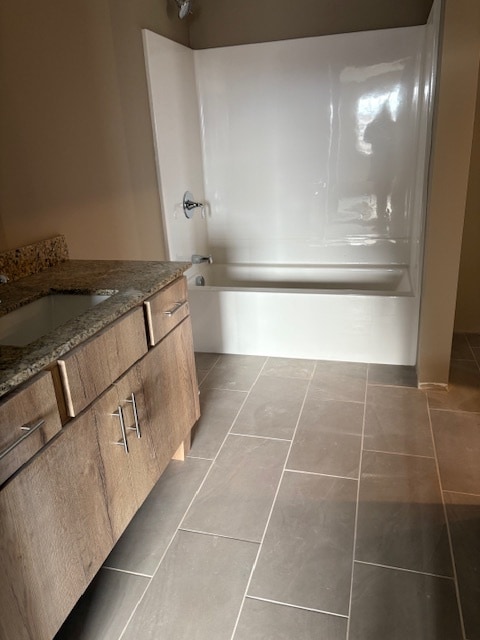 Mainbath - 1130 West Apartments