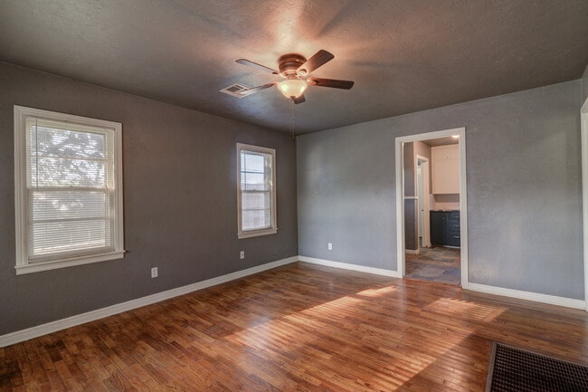 Photo - 823 N Jefferson St