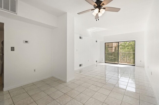 Building Photo - 318 38th St Unit 204