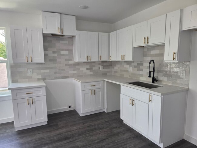 Photo - ? Stunning Duplex with Garage & Modern Fin...