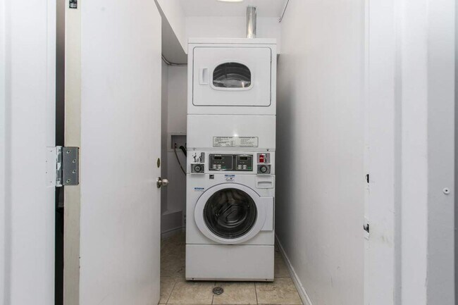 Photo - 1025 King St E