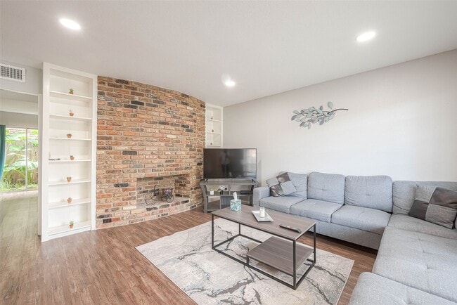 Photo - 2121 Fountain View Dr