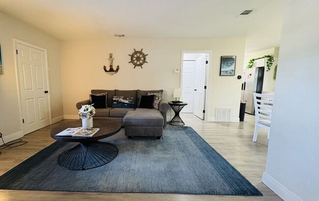 Photo - Spacious 4-bedroom 2-bathroom pool home