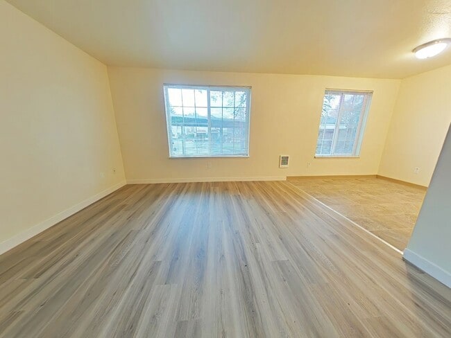 Photo - 2 Bedroom Apartment ~ Close to Willamette Park Unidad 325 SE Lilly #A