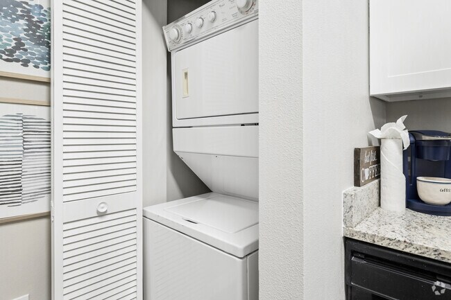 Antigua w/ Patio - 1BR, 1BA - 775SF - In-Unit Laundry