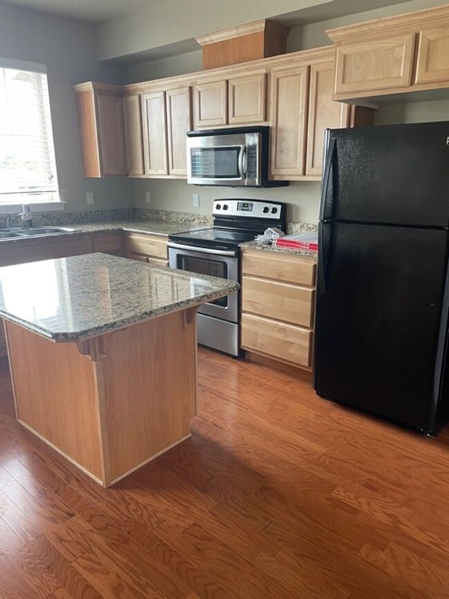 Photo - **SPECIAL** FIRST MONTH FREE W/ ONE YEAR LEASE/ 3 LEVEL CONDO W/ UPGRADES, GARAGE/ FENCED YARD