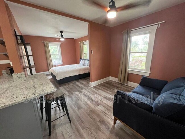 Photo - 115 W Plymouth St Unit B