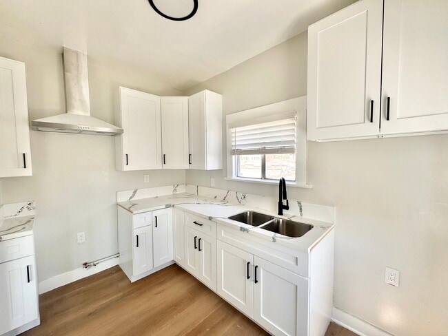 Building Photo - 194 W 41st Pl Unit 11 Rental