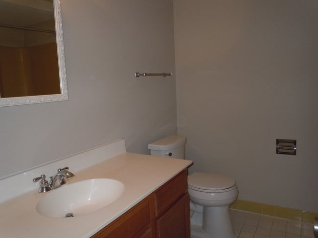 Metairie Lake Apartments