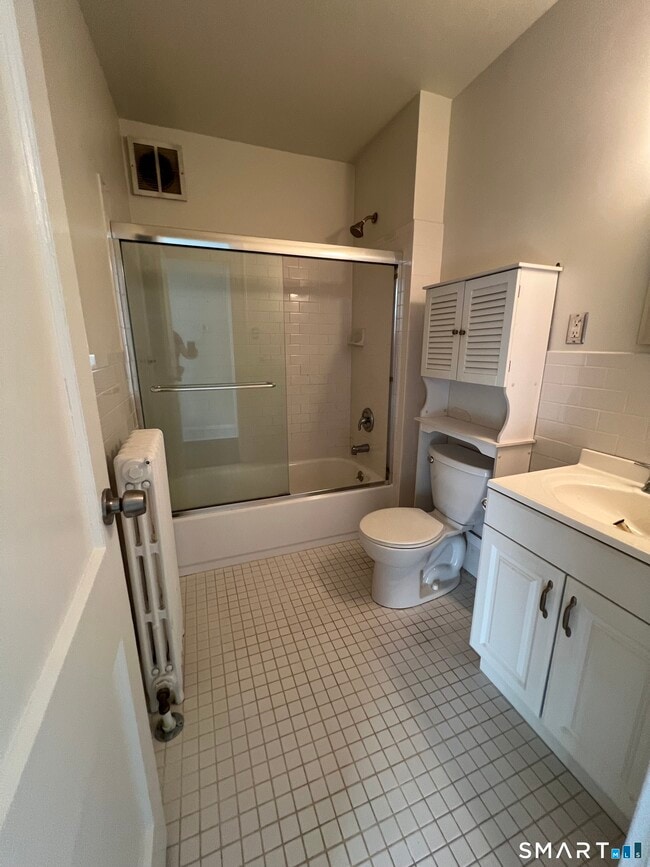 Photo - 220 King St
