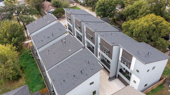 Photo - 3028 Live Oak St