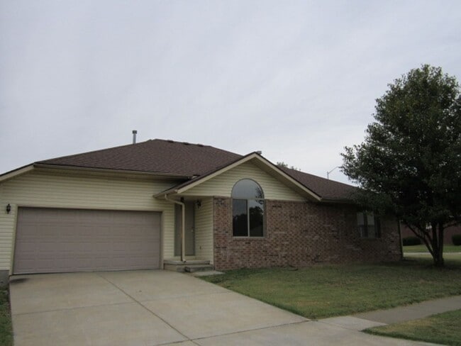 Building Photo - Awesome 2 bedroom duplex that is close everything!