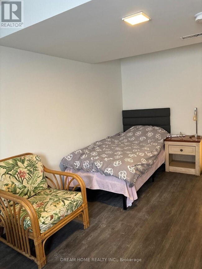 Photo - 850 Clarkson Rd S