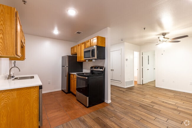 1BR, 1BA Flat- 535SF