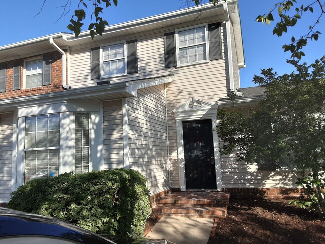 This adorable 2BR/2BA townhome offers conv... - This adorable 2BR/2BA townhome offers conv...