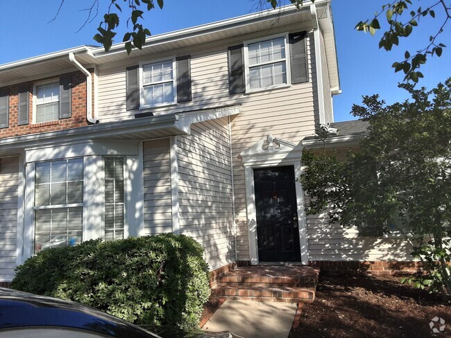 Building Photo - This adorable 2BR/2BA townhome offers conv...