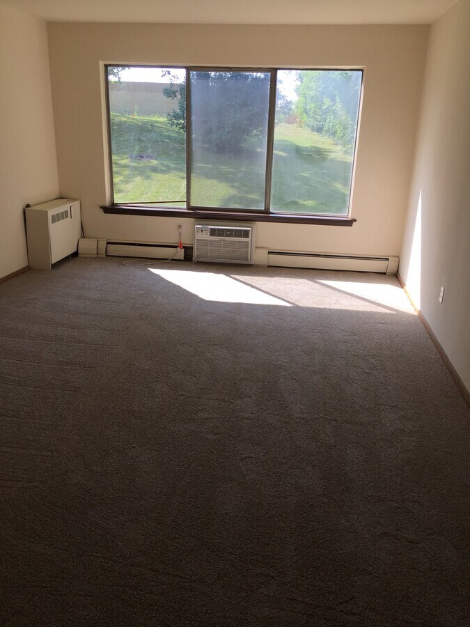 approximate studio apartment. - 317 N 95th St Unit 155