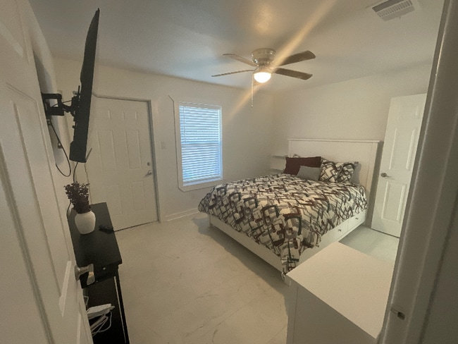 Photo - 1301 E Avenue G Unidad B