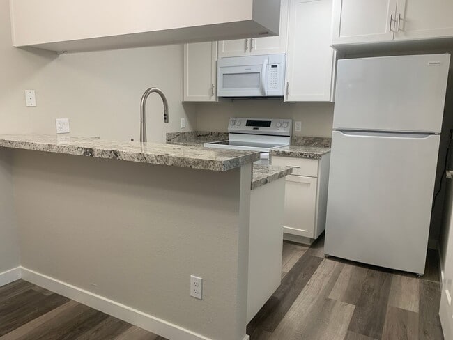 Downstairs 2 bedroom 2 bath brand new condo - Downstairs 2 bedroom 2 bath brand new condo Unit 141