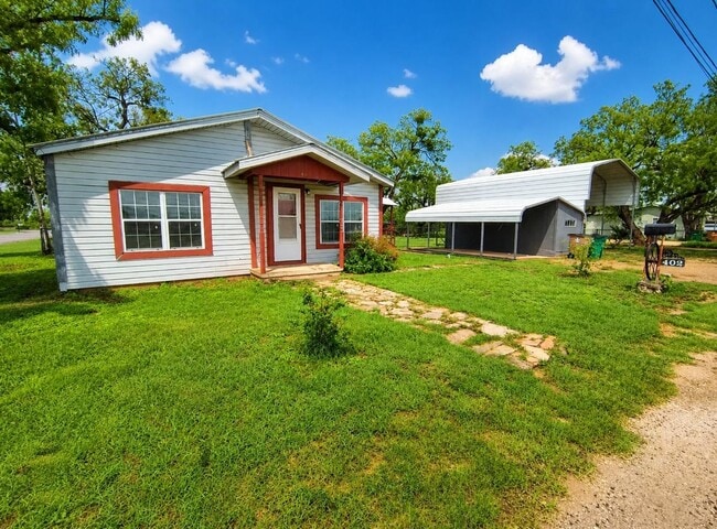Building Photo - Charming and Spacious 3 bedroom, 2 bath home AVAILABLE NOW!
