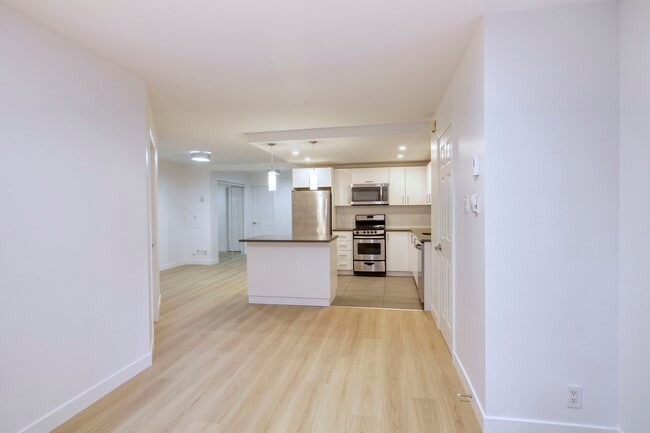 Photo - 3460 Rue Durocher Unit 100