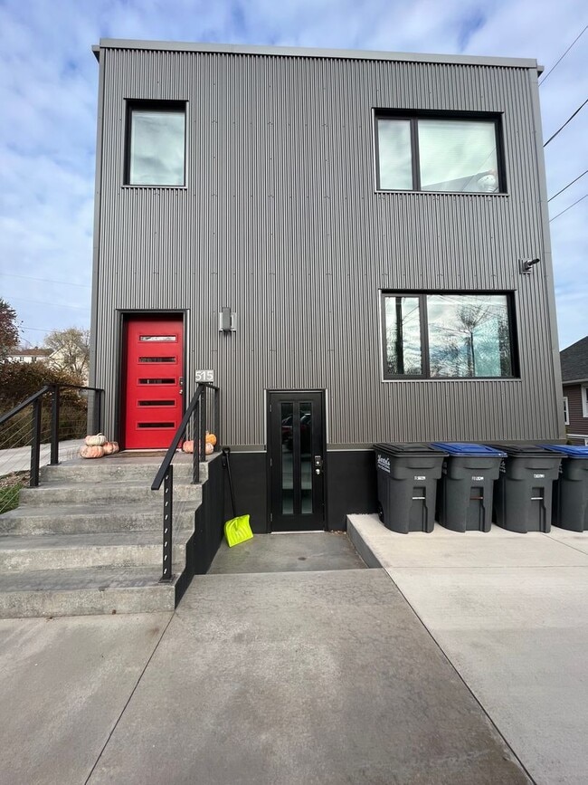 Photo - AVAILABLE  May 1st - Newly Updated 1 Bed 1 Bath! Unidad 515 N Lake Avenue  1