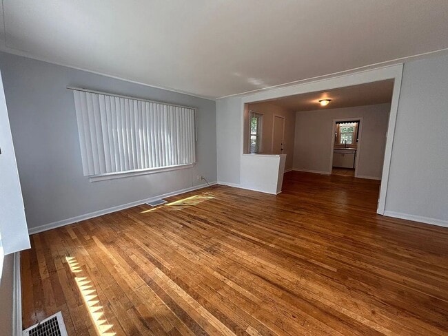 Photo - Cute Home in a Great Neighborhood - LICENS...