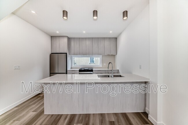 Photo - 6411-6493 93 St NW