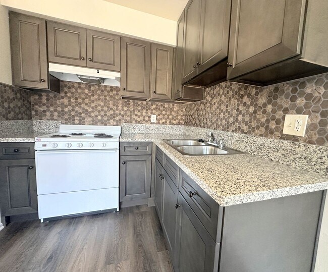 Building Photo - Nicely updated 1bd/1ba with parking includ... Unit #22 Rental