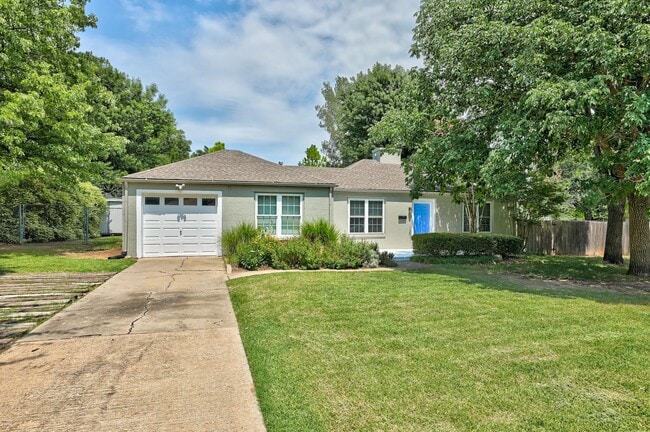 Building Photo - Cozy Living with Bonus Room Near Shops & Dining