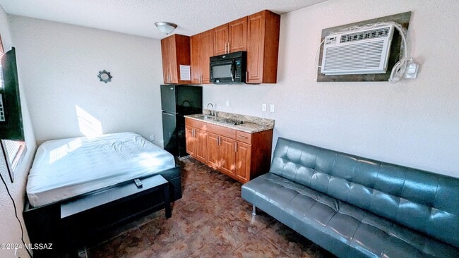121 E Roger Rd