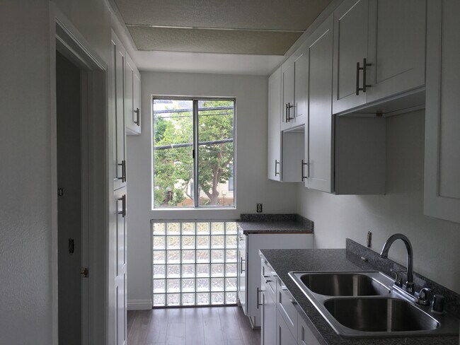 Photo - 450 N Van Ness Ave
