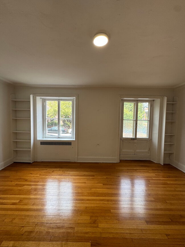 Photo - 107 W Monument St