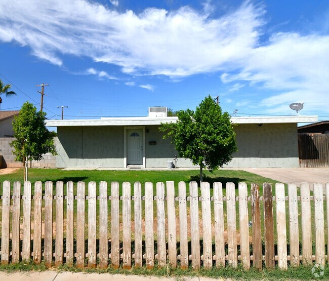 Building Photo - Within Walking Distance To Grand Canyon Un... Rental