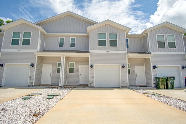 3 Bed, 2.5 Bath Townhome – Prime Central L... - 3 Bed, 2.5 Bath Townhome – Prime Central L...