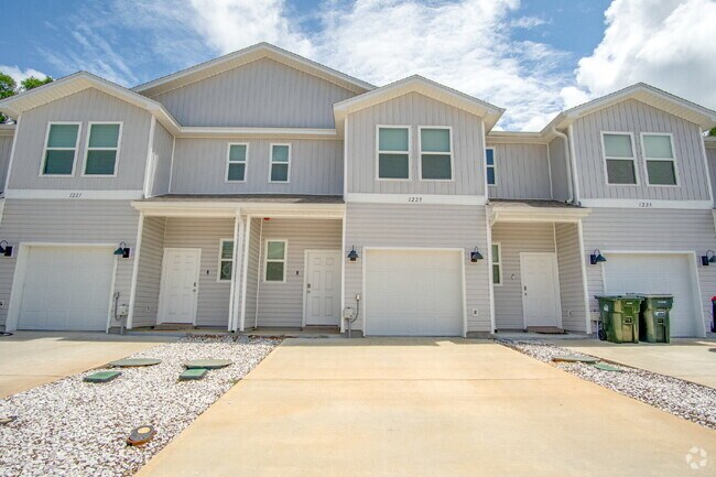 Building Photo - 3 Bed, 2.5 Bath Townhome – Prime Central L...