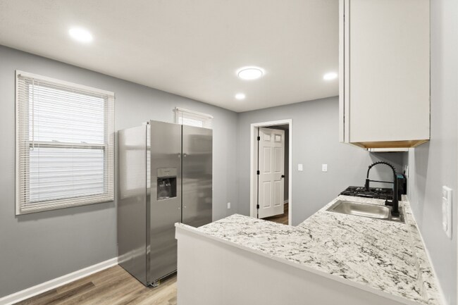 Photo - 2222 Duncan St