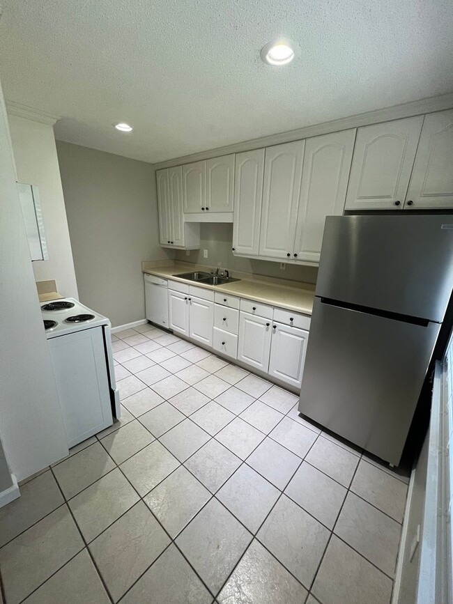 Photo - 2 Bed 1 Bath Near Campus! Water/Sewer/Trash Included In Rent!!