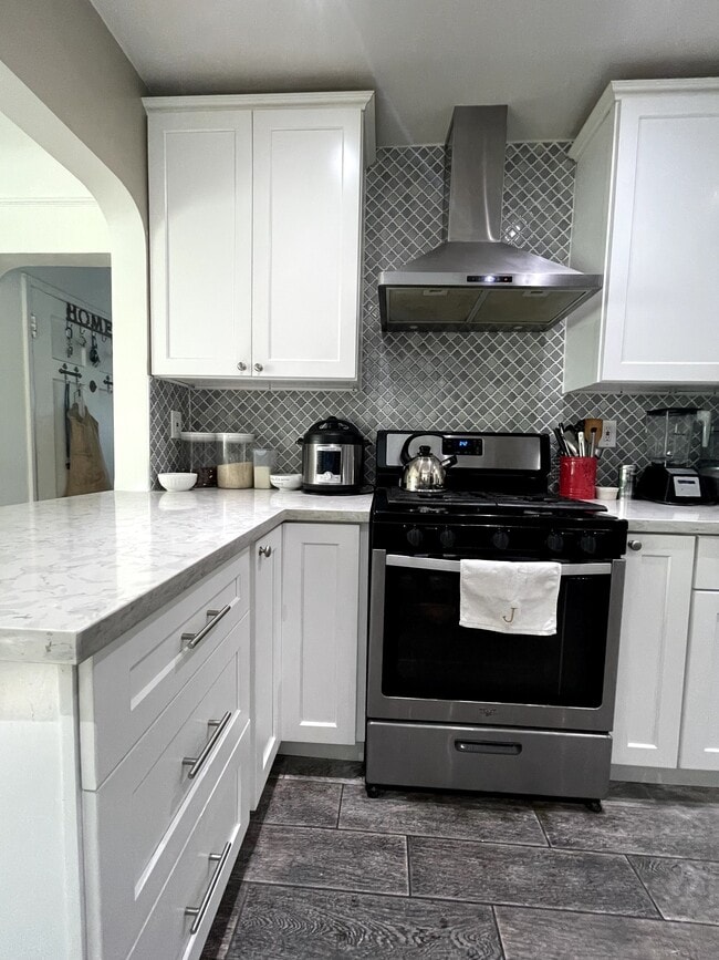 Photo - 2348 Warwick Ave