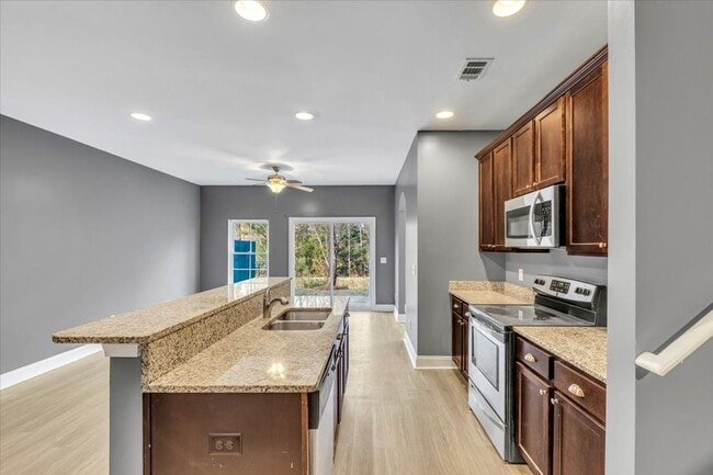 Photo - Richmond Hill- 3Br, 2 1/2 Bath Townhome