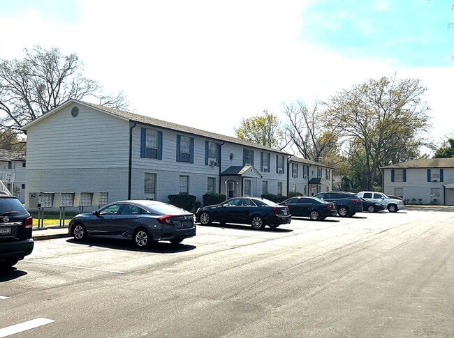 The Flats at 915