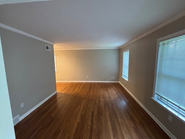 Photo - 3065 Earnett St
