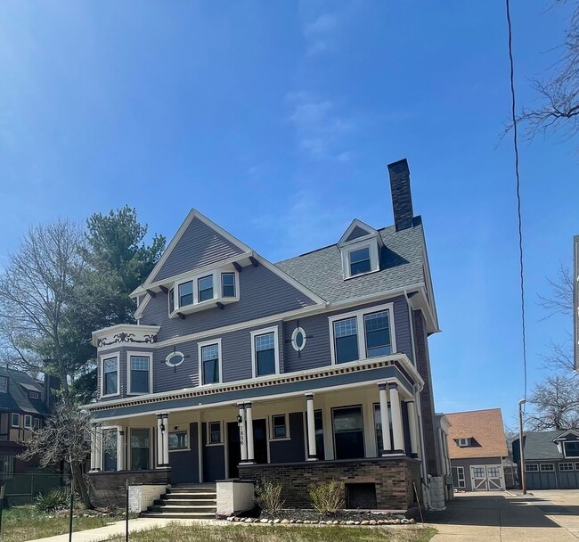 Beautiful Victorian One Bedroom Suites - Beautiful Victorian One Bedroom Suites Apartment Unit 1856 E. 89th 102