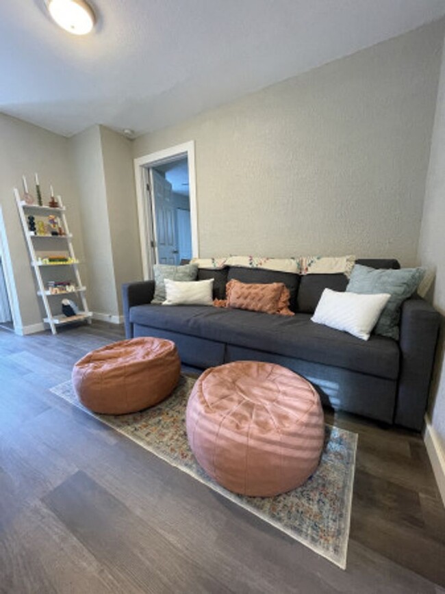 Building Photo - 623 Mound Park Way S Unit A Rental
