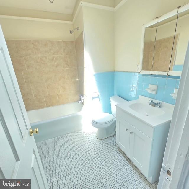 Photo - 889 Marcella St