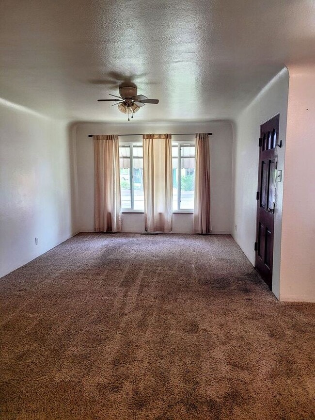 Building Photo - super close to everything, clean and ready... Rental