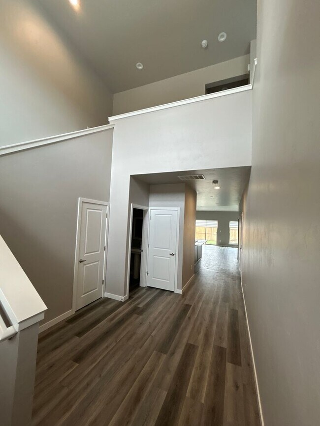 Photo - 2 Primary Bedroom Suites / 2.5 Bathroom Townhouse in Redmond OR
