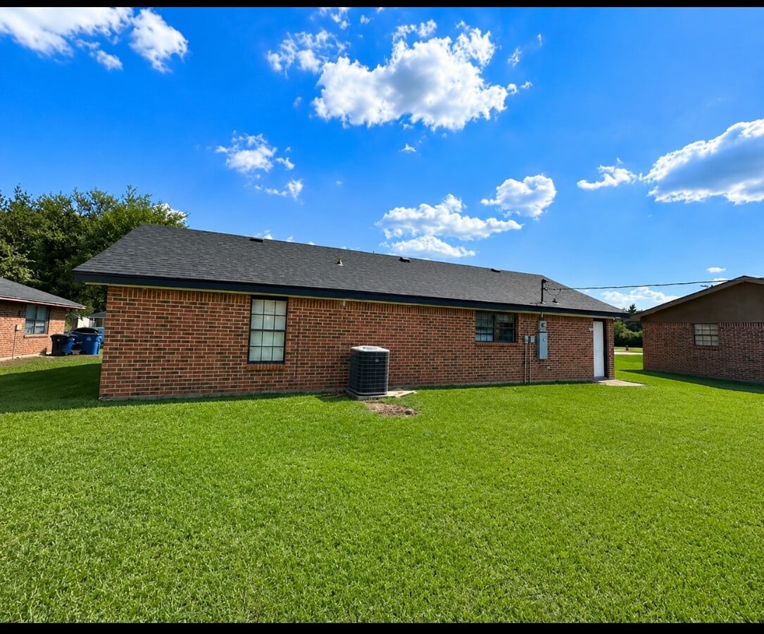 Photo - 732 Meadow Ln