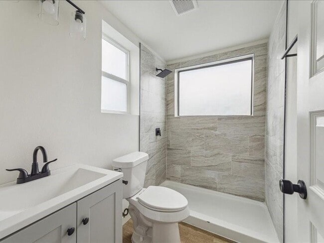 Building Photo - 905 74th St Rental
