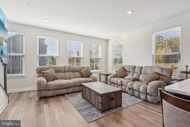 Photo - 133 Woodgate Cir